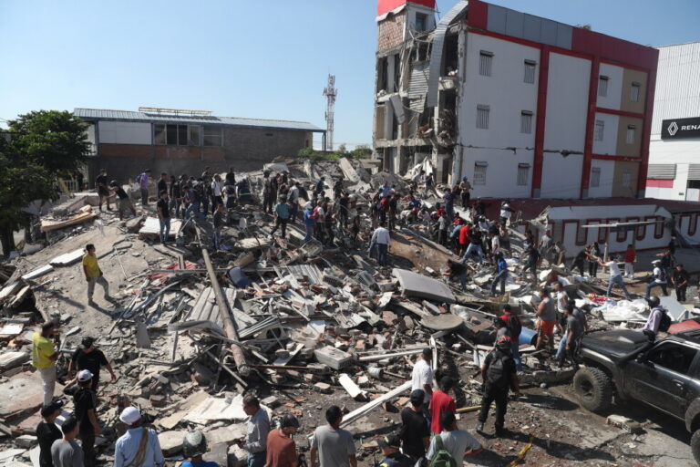 47 dead and buildings collapsed after 7.4-magnitude earthquake shakes western Colombia